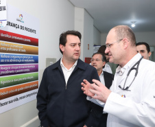 O governador Carlos Massa Ratinho Junior esteve nesta quarta-feira (15) em Campo Mourão e confirmou recursos para obras de infraestrutura urbana e compra de veículos, máquinas e equipamentos para 12 municípios do Noroeste do Paraná. Ele autorizou as licitações e homologações dos projetos da Secretaria de Estado do Desenvolvimento Urbano e Obras Públicas. Os investimentos somam R$ 8 milhões. Foto: Rodrigo Felix Leal/ANPr