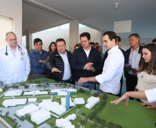 O governador Carlos Massa Ratinho Junior esteve nesta quarta-feira (15) em Campo Mourão e confirmou recursos para obras de infraestrutura urbana e compra de veículos, máquinas e equipamentos para 12 municípios do Noroeste do Paraná. Ele autorizou as licitações e homologações dos projetos da Secretaria de Estado do Desenvolvimento Urbano e Obras Públicas. Os investimentos somam R$ 8 milhões. Foto: Rodrigo Felix Leal/ANPr
