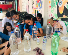 O ensino teórico aliado a atividades práticas enriquece o currículo, facilita o processo de ensino e aprendizado e torna as aulas mais interativas. Trata-se da metodologia do ensino prático, que tem transformado as aulas nas escolas da rede estadual de ensino.
Foto: Divulgação/SEED