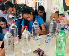 O ensino teórico aliado a atividades práticas enriquece o currículo, facilita o processo de ensino e aprendizado e torna as aulas mais interativas. Trata-se da metodologia do ensino prático, que tem transformado as aulas nas escolas da rede estadual de ensino.
Foto: Divulgação/SEED