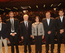 O Governo do Estado, por meio da Secretaria da Justiça, Família e Trabalho (Seju), firmou  nesta quarta-feira (15) convênios que beneficiam mais de 100 municípios e instituições. Os convênios foram assinados e repassados pelo vice-governador Darci Piana e pelo secretário da Sejut, Ney Leprevost , durante o evento em comemoração ao Dia Internacional da Família, no intuito de beneficiar milhares de famílias por todo o estado. Foto:Pedro Mariucci Neto/SEJUT