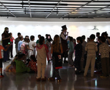 MON recebe crianças de instituição social para atividades noturnas. Foto: Maita Franco/MON