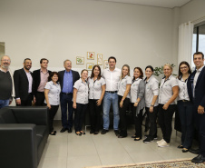 O governador Carlos Massa Ratinho Junior esteve nesta quinta-feira (17) na Apae de Maringá para conhecer as instalações e as atividades desenvolvidas no local. Acompanhado do secretário de Estado da Educação, Renato Feder, e do presidente da Federação das APAEs do do Paraná, Fernando Meneguetti, Ratinho Junior conheceu os projetos que atendem, mensalmente, 1.068 pessoas com deficiência.. Foto: José Fernando Ogura/ANPr