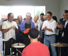 O governador Carlos Massa Ratinho Junior esteve nesta quinta-feira (17) na Apae de Maringá para conhecer as instalações e as atividades desenvolvidas no local. Acompanhado do secretário de Estado da Educação, Renato Feder, e do presidente da Federação das APAEs do do Paraná, Fernando Meneguetti, Ratinho Junior conheceu os projetos que atendem, mensalmente, 1.068 pessoas com deficiência.. Foto: José Fernando Ogura/ANPr