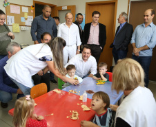 O governador Carlos Massa Ratinho Junior esteve nesta quinta-feira (17) na Apae de Maringá para conhecer as instalações e as atividades desenvolvidas no local. Acompanhado do secretário de Estado da Educação, Renato Feder, e do presidente da Federação das APAEs do do Paraná, Fernando Meneguetti, Ratinho Junior conheceu os projetos que atendem, mensalmente, 1.068 pessoas com deficiência.. Foto: José Fernando Ogura/ANPr