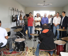 O governador Carlos Massa Ratinho Junior esteve nesta quinta-feira (17) na Apae de Maringá para conhecer as instalações e as atividades desenvolvidas no local. Acompanhado do secretário de Estado da Educação, Renato Feder, e do presidente da Federação das APAEs do do Paraná, Fernando Meneguetti, Ratinho Junior conheceu os projetos que atendem, mensalmente, 1.068 pessoas com deficiência.. Foto: José Fernando Ogura/ANPr