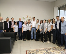 O governador Carlos Massa Ratinho Junior esteve nesta quinta-feira (17) na Apae de Maringá para conhecer as instalações e as atividades desenvolvidas no local. Acompanhado do secretário de Estado da Educação, Renato Feder, e do presidente da Federação das APAEs do do Paraná, Fernando Meneguetti, Ratinho Junior conheceu os projetos que atendem, mensalmente, 1.068 pessoas com deficiência.. Foto: José Fernando Ogura/ANPr