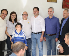 O governador Carlos Massa Ratinho Junior esteve nesta quinta-feira (17) na Apae de Maringá para conhecer as instalações e as atividades desenvolvidas no local. Acompanhado do secretário de Estado da Educação, Renato Feder, e do presidente da Federação das APAEs do do Paraná, Fernando Meneguetti, Ratinho Junior conheceu os projetos que atendem, mensalmente, 1.068 pessoas com deficiência.. Foto: José Fernando Ogura/ANPr