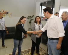 O governador Carlos Massa Ratinho Junior esteve nesta quinta-feira (17) na Apae de Maringá para conhecer as instalações e as atividades desenvolvidas no local. Acompanhado do secretário de Estado da Educação, Renato Feder, e do presidente da Federação das APAEs do do Paraná, Fernando Meneguetti, Ratinho Junior conheceu os projetos que atendem, mensalmente, 1.068 pessoas com deficiência.. Foto: José Fernando Ogura/ANPr