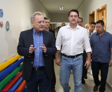 O governador Carlos Massa Ratinho Junior esteve nesta quinta-feira (17) na Apae de Maringá para conhecer as instalações e as atividades desenvolvidas no local. Acompanhado do secretário de Estado da Educação, Renato Feder, e do presidente da Federação das APAEs do do Paraná, Fernando Meneguetti, Ratinho Junior conheceu os projetos que atendem, mensalmente, 1.068 pessoas com deficiência.. Foto: José Fernando Ogura/ANPr