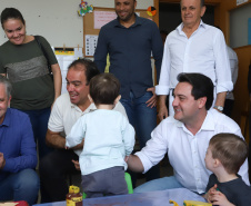 O governador Carlos Massa Ratinho Junior esteve nesta quinta-feira (17) na Apae de Maringá para conhecer as instalações e as atividades desenvolvidas no local. Acompanhado do secretário de Estado da Educação, Renato Feder, e do presidente da Federação das APAEs do do Paraná, Fernando Meneguetti, Ratinho Junior conheceu os projetos que atendem, mensalmente, 1.068 pessoas com deficiência.. Foto: Rodrigo Felix Leal/ANPr