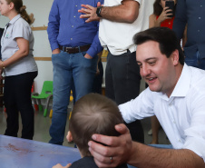 O governador Carlos Massa Ratinho Junior esteve nesta quinta-feira (17) na Apae de Maringá para conhecer as instalações e as atividades desenvolvidas no local. Acompanhado do secretário de Estado da Educação, Renato Feder, e do presidente da Federação das APAEs do do Paraná, Fernando Meneguetti, Ratinho Junior conheceu os projetos que atendem, mensalmente, 1.068 pessoas com deficiência.. Foto: Rodrigo Felix Leal/ANPr