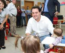 O governador Carlos Massa Ratinho Junior esteve nesta quinta-feira (17) na Apae de Maringá para conhecer as instalações e as atividades desenvolvidas no local. Acompanhado do secretário de Estado da Educação, Renato Feder, e do presidente da Federação das APAEs do do Paraná, Fernando Meneguetti, Ratinho Junior conheceu os projetos que atendem, mensalmente, 1.068 pessoas com deficiência.. Foto: Rodrigo Felix Leal/ANPr