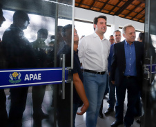 O governador Carlos Massa Ratinho Junior esteve nesta quinta-feira (17) na Apae de Maringá para conhecer as instalações e as atividades desenvolvidas no local. Acompanhado do secretário de Estado da Educação, Renato Feder, e do presidente da Federação das APAEs do do Paraná, Fernando Meneguetti, Ratinho Junior conheceu os projetos que atendem, mensalmente, 1.068 pessoas com deficiência.. Foto: Rodrigo Felix Leal/ANPr