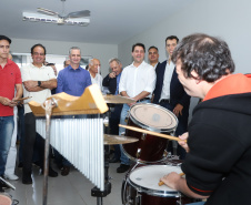 O governador Carlos Massa Ratinho Junior esteve nesta quinta-feira (17) na Apae de Maringá para conhecer as instalações e as atividades desenvolvidas no local. Acompanhado do secretário de Estado da Educação, Renato Feder, e do presidente da Federação das APAEs do do Paraná, Fernando Meneguetti, Ratinho Junior conheceu os projetos que atendem, mensalmente, 1.068 pessoas com deficiência.. Foto: Rodrigo Felix Leal/ANPr