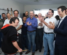 O governador Carlos Massa Ratinho Junior esteve nesta quinta-feira (17) na Apae de Maringá para conhecer as instalações e as atividades desenvolvidas no local. Acompanhado do secretário de Estado da Educação, Renato Feder, e do presidente da Federação das APAEs do do Paraná, Fernando Meneguetti, Ratinho Junior conheceu os projetos que atendem, mensalmente, 1.068 pessoas com deficiência.. Foto: Rodrigo Felix Leal/ANPr
