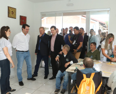 O governador Carlos Massa Ratinho Junior esteve nesta quinta-feira (17) na Apae de Maringá para conhecer as instalações e as atividades desenvolvidas no local. Acompanhado do secretário de Estado da Educação, Renato Feder, e do presidente da Federação das APAEs do do Paraná, Fernando Meneguetti, Ratinho Junior conheceu os projetos que atendem, mensalmente, 1.068 pessoas com deficiência.. Foto: Rodrigo Felix Leal/ANPr