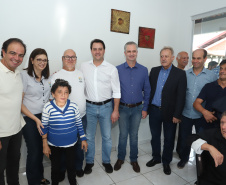 O governador Carlos Massa Ratinho Junior esteve nesta quinta-feira (17) na Apae de Maringá para conhecer as instalações e as atividades desenvolvidas no local. Acompanhado do secretário de Estado da Educação, Renato Feder, e do presidente da Federação das APAEs do do Paraná, Fernando Meneguetti, Ratinho Junior conheceu os projetos que atendem, mensalmente, 1.068 pessoas com deficiência.. Foto: Rodrigo Felix Leal/ANPr