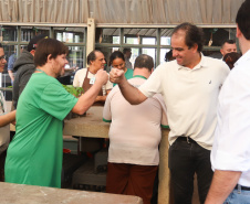 O governador Carlos Massa Ratinho Junior esteve nesta quinta-feira (17) na Apae de Maringá para conhecer as instalações e as atividades desenvolvidas no local. Acompanhado do secretário de Estado da Educação, Renato Feder, e do presidente da Federação das APAEs do do Paraná, Fernando Meneguetti, Ratinho Junior conheceu os projetos que atendem, mensalmente, 1.068 pessoas com deficiência.. Foto: Rodrigo Felix Leal/ANPr
