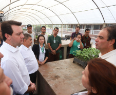 O governador Carlos Massa Ratinho Junior esteve nesta quinta-feira (17) na Apae de Maringá para conhecer as instalações e as atividades desenvolvidas no local. Acompanhado do secretário de Estado da Educação, Renato Feder, e do presidente da Federação das APAEs do do Paraná, Fernando Meneguetti, Ratinho Junior conheceu os projetos que atendem, mensalmente, 1.068 pessoas com deficiência.. Foto: Rodrigo Felix Leal/ANPr