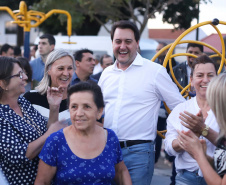 Moradores do Jardim Novo Oásis, em Maringá (Noroeste), ganharam nesta quinta-feira (16) um novo espaço de lazer. O governador Carlos Massa Ratinho Junior e o prefeito Ulisses Maia inauguraram a primeira de 30 unidade no município do programa Meu Campinho. Com 1,5 mil metros quadrados e investimento total de cerca de R$ 400 mil, o local conta com diversos aparelhos de lazer para pessoas de todas as idades.Foto: Rodrigo Felix Leal/ANPr