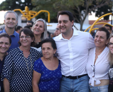 Moradores do Jardim Novo Oásis, em Maringá (Noroeste), ganharam nesta quinta-feira (16) um novo espaço de lazer. O governador Carlos Massa Ratinho Junior e o prefeito Ulisses Maia inauguraram a primeira de 30 unidade no município do programa Meu Campinho. Com 1,5 mil metros quadrados e investimento total de cerca de R$ 400 mil, o local conta com diversos aparelhos de lazer para pessoas de todas as idades.Foto: Rodrigo Felix Leal/ANPr