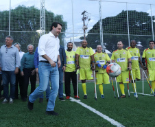 Moradores do Jardim Novo Oásis, em Maringá (Noroeste), ganharam nesta quinta-feira (16) um novo espaço de lazer. O governador Carlos Massa Ratinho Junior e o prefeito Ulisses Maia inauguraram a primeira de 30 unidade no município do programa Meu Campinho. Com 1,5 mil metros quadrados e investimento total de cerca de R$ 400 mil, o local conta com diversos aparelhos de lazer para pessoas de todas as idades.Foto: Rodrigo Felix Leal/ANPr
