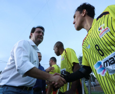 Moradores do Jardim Novo Oásis, em Maringá (Noroeste), ganharam nesta quinta-feira (16) um novo espaço de lazer. O governador Carlos Massa Ratinho Junior e o prefeito Ulisses Maia inauguraram a primeira de 30 unidade no município do programa Meu Campinho. Com 1,5 mil metros quadrados e investimento total de cerca de R$ 400 mil, o local conta com diversos aparelhos de lazer para pessoas de todas as idades.Foto: Rodrigo Felix Leal/ANPr