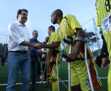Moradores do Jardim Novo Oásis, em Maringá (Noroeste), ganharam nesta quinta-feira (16) um novo espaço de lazer. O governador Carlos Massa Ratinho Junior e o prefeito Ulisses Maia inauguraram a primeira de 30 unidade no município do programa Meu Campinho. Com 1,5 mil metros quadrados e investimento total de cerca de R$ 400 mil, o local conta com diversos aparelhos de lazer para pessoas de todas as idades.Foto: Rodrigo Felix Leal/ANPr