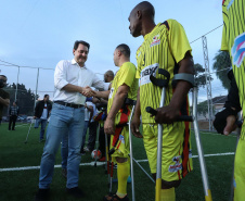 Moradores do Jardim Novo Oásis, em Maringá (Noroeste), ganharam nesta quinta-feira (16) um novo espaço de lazer. O governador Carlos Massa Ratinho Junior e o prefeito Ulisses Maia inauguraram a primeira de 30 unidade no município do programa Meu Campinho. Com 1,5 mil metros quadrados e investimento total de cerca de R$ 400 mil, o local conta com diversos aparelhos de lazer para pessoas de todas as idades.Foto: Rodrigo Felix Leal/ANPr