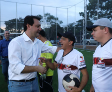 Moradores do Jardim Novo Oásis, em Maringá (Noroeste), ganharam nesta quinta-feira (16) um novo espaço de lazer. O governador Carlos Massa Ratinho Junior e o prefeito Ulisses Maia inauguraram a primeira de 30 unidade no município do programa Meu Campinho. Com 1,5 mil metros quadrados e investimento total de cerca de R$ 400 mil, o local conta com diversos aparelhos de lazer para pessoas de todas as idades.Foto: Rodrigo Felix Leal/ANPr
