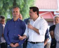 Moradores do Jardim Novo Oásis, em Maringá (Noroeste), ganharam nesta quinta-feira (16) um novo espaço de lazer. O governador Carlos Massa Ratinho Junior e o prefeito Ulisses Maia inauguraram a primeira de 30 unidade no município do programa Meu Campinho. Com 1,5 mil metros quadrados e investimento total de cerca de R$ 400 mil, o local conta com diversos aparelhos de lazer para pessoas de todas as idades.Foto: Rodrigo Felix Leal/ANPr