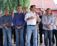 Moradores do Jardim Novo Oásis, em Maringá (Noroeste), ganharam nesta quinta-feira (16) um novo espaço de lazer. O governador Carlos Massa Ratinho Junior e o prefeito Ulisses Maia inauguraram a primeira de 30 unidade no município do programa Meu Campinho. Com 1,5 mil metros quadrados e investimento total de cerca de R$ 400 mil, o local conta com diversos aparelhos de lazer para pessoas de todas as idades.Foto: Rodrigo Felix Leal/ANPr