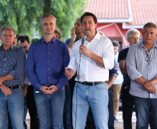 Moradores do Jardim Novo Oásis, em Maringá (Noroeste), ganharam nesta quinta-feira (16) um novo espaço de lazer. O governador Carlos Massa Ratinho Junior e o prefeito Ulisses Maia inauguraram a primeira de 30 unidade no município do programa Meu Campinho. Com 1,5 mil metros quadrados e investimento total de cerca de R$ 400 mil, o local conta com diversos aparelhos de lazer para pessoas de todas as idades.Foto: Rodrigo Felix Leal/ANPr