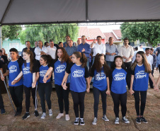 Moradores do Jardim Novo Oásis, em Maringá (Noroeste), ganharam nesta quinta-feira (16) um novo espaço de lazer. O governador Carlos Massa Ratinho Junior e o prefeito Ulisses Maia inauguraram a primeira de 30 unidade no município do programa Meu Campinho. Com 1,5 mil metros quadrados e investimento total de cerca de R$ 400 mil, o local conta com diversos aparelhos de lazer para pessoas de todas as idades.Foto: Rodrigo Felix Leal/ANPr