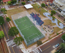 Moradores do Jardim Novo Oásis, em Maringá (Noroeste), ganharam nesta quinta-feira (16) um novo espaço de lazer. O governador Carlos Massa Ratinho Junior e o prefeito Ulisses Maia inauguraram a primeira de 30 unidade no município do programa Meu Campinho. Com 1,5 mil metros quadrados e investimento total de cerca de R$ 400 mil, o local conta com diversos aparelhos de lazer para pessoas de todas as idades. Maringá, 16/05/2019Foto: José Fernando Ogura/ANPr