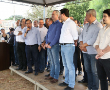 Moradores do Jardim Novo Oásis, em Maringá (Noroeste), ganharam nesta quinta-feira (16) um novo espaço de lazer. O governador Carlos Massa Ratinho Junior e o prefeito Ulisses Maia inauguraram a primeira de 30 unidade no município do programa Meu Campinho. Com 1,5 mil metros quadrados e investimento total de cerca de R$ 400 mil, o local conta com diversos aparelhos de lazer para pessoas de todas as idades. Maringá, 16/05/2019Foto: José Fernando Ogura/ANPr