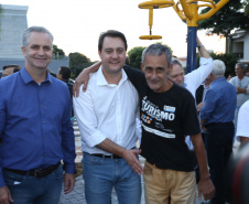 Moradores do Jardim Novo Oásis, em Maringá (Noroeste), ganharam nesta quinta-feira (16) um novo espaço de lazer. O governador Carlos Massa Ratinho Junior e o prefeito Ulisses Maia inauguraram a primeira de 30 unidade no município do programa Meu Campinho. Com 1,5 mil metros quadrados e investimento total de cerca de R$ 400 mil, o local conta com diversos aparelhos de lazer para pessoas de todas as idades. Maringá, 16/05/2019Foto: José Fernando Ogura/ANPr