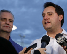 Moradores do Jardim Novo Oásis, em Maringá (Noroeste), ganharam nesta quinta-feira (16) um novo espaço de lazer. O governador Carlos Massa Ratinho Junior e o prefeito Ulisses Maia inauguraram a primeira de 30 unidade no município do programa Meu Campinho. Com 1,5 mil metros quadrados e investimento total de cerca de R$ 400 mil, o local conta com diversos aparelhos de lazer para pessoas de todas as idades. Maringá, 16/05/2019Foto: José Fernando Ogura/ANPr