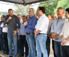 Moradores do Jardim Novo Oásis, em Maringá (Noroeste), ganharam nesta quinta-feira (16) um novo espaço de lazer. O governador Carlos Massa Ratinho Junior e o prefeito Ulisses Maia inauguraram a primeira de 30 unidade no município do programa Meu Campinho. Com 1,5 mil metros quadrados e investimento total de cerca de R$ 400 mil, o local conta com diversos aparelhos de lazer para pessoas de todas as idades. Maringá, 16/05/2019Foto: José Fernando Ogura/ANPr