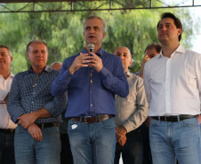 Moradores do Jardim Novo Oásis, em Maringá (Noroeste), ganharam nesta quinta-feira (16) um novo espaço de lazer. O governador Carlos Massa Ratinho Junior e o prefeito Ulisses Maia inauguraram a primeira de 30 unidade no município do programa Meu Campinho. Com 1,5 mil metros quadrados e investimento total de cerca de R$ 400 mil, o local conta com diversos aparelhos de lazer para pessoas de todas as idades. Maringá, 16/05/2019Foto: José Fernando Ogura/ANPr