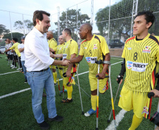 Moradores do Jardim Novo Oásis, em Maringá (Noroeste), ganharam nesta quinta-feira (16) um novo espaço de lazer. O governador Carlos Massa Ratinho Junior e o prefeito Ulisses Maia inauguraram a primeira de 30 unidade no município do programa Meu Campinho. Com 1,5 mil metros quadrados e investimento total de cerca de R$ 400 mil, o local conta com diversos aparelhos de lazer para pessoas de todas as idades. Maringá, 16/05/2019Foto: José Fernando Ogura/ANPr