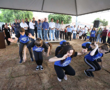 Moradores do Jardim Novo Oásis, em Maringá (Noroeste), ganharam nesta quinta-feira (16) um novo espaço de lazer. O governador Carlos Massa Ratinho Junior e o prefeito Ulisses Maia inauguraram a primeira de 30 unidade no município do programa Meu Campinho. Com 1,5 mil metros quadrados e investimento total de cerca de R$ 400 mil, o local conta com diversos aparelhos de lazer para pessoas de todas as idades. Maringá, 16/05/2019Foto: José Fernando Ogura/ANPr