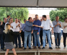 Moradores do Jardim Novo Oásis, em Maringá (Noroeste), ganharam nesta quinta-feira (16) um novo espaço de lazer. O governador Carlos Massa Ratinho Junior e o prefeito Ulisses Maia inauguraram a primeira de 30 unidade no município do programa Meu Campinho. Com 1,5 mil metros quadrados e investimento total de cerca de R$ 400 mil, o local conta com diversos aparelhos de lazer para pessoas de todas as idades. Maringá, 16/05/2019Foto: José Fernando Ogura/ANPr