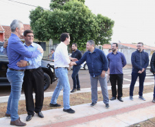 Moradores do Jardim Novo Oásis, em Maringá (Noroeste), ganharam nesta quinta-feira (16) um novo espaço de lazer. O governador Carlos Massa Ratinho Junior e o prefeito Ulisses Maia inauguraram a primeira de 30 unidade no município do programa Meu Campinho. Com 1,5 mil metros quadrados e investimento total de cerca de R$ 400 mil, o local conta com diversos aparelhos de lazer para pessoas de todas as idades. Maringá, 16/05/2019Foto: José Fernando Ogura/ANPr