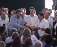 O Governo do Paraná concluiu nesta sexta-feira (17) a agenda em Maringá com a confirmação de R$ 41 milhões para ações e investimentos em 40 municípios da região Noroeste. O governador Carlos Massa Ratinho Junior recebeu prefeitos na 47ª Expoingá, no Parque Internacional de Exposições Francisco Feio Ribeiro. O encontro fez parte das ações em Maringá como sede administrativa do governo estadual. Foto:José Fernando Ogura/ANPr