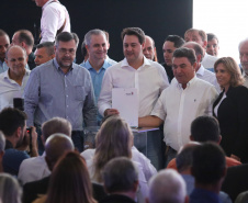 O Governo do Paraná concluiu nesta sexta-feira (17) a agenda em Maringá com a confirmação de R$ 41 milhões para ações e investimentos em 40 municípios da região Noroeste. O governador Carlos Massa Ratinho Junior recebeu prefeitos na 47ª Expoingá, no Parque Internacional de Exposições Francisco Feio Ribeiro. O encontro fez parte das ações em Maringá como sede administrativa do governo estadual. Foto:José Fernando Ogura/ANPr