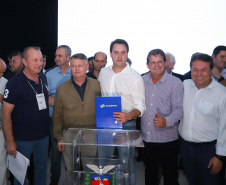 O Governo do Paraná concluiu nesta sexta-feira (17) a agenda em Maringá com a confirmação de R$ 41 milhões para ações e investimentos em 40 municípios da região Noroeste. O governador Carlos Massa Ratinho Junior recebeu prefeitos na 47ª Expoingá, no Parque Internacional de Exposições Francisco Feio Ribeiro. O encontro fez parte das ações em Maringá como sede administrativa do governo estadual. Foto: Rodrio Felix Leal/ANPr