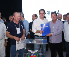 O Governo do Paraná concluiu nesta sexta-feira (17) a agenda em Maringá com a confirmação de R$ 41 milhões para ações e investimentos em 40 municípios da região Noroeste. O governador Carlos Massa Ratinho Junior recebeu prefeitos na 47ª Expoingá, no Parque Internacional de Exposições Francisco Feio Ribeiro. O encontro fez parte das ações em Maringá como sede administrativa do governo estadual. Foto: Rodrio Felix Leal/ANPr