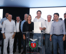 O Governo do Paraná concluiu nesta sexta-feira (17) a agenda em Maringá com a confirmação de R$ 41 milhões para ações e investimentos em 40 municípios da região Noroeste. O governador Carlos Massa Ratinho Junior recebeu prefeitos na 47ª Expoingá, no Parque Internacional de Exposições Francisco Feio Ribeiro. O encontro fez parte das ações em Maringá como sede administrativa do governo estadual. Foto: Rodrio Felix Leal/ANPr